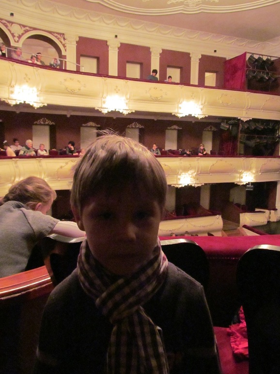 Теперь мы театралы)))