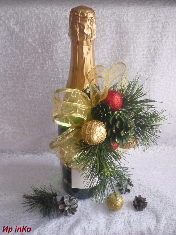 Бутылка шампанского и коробка конфет в новогоднем декоре, ёлочка.