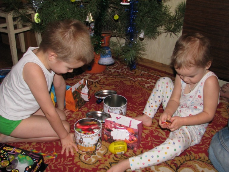 Спасибо Феям! Детки получили конфетки утром 1 января)))