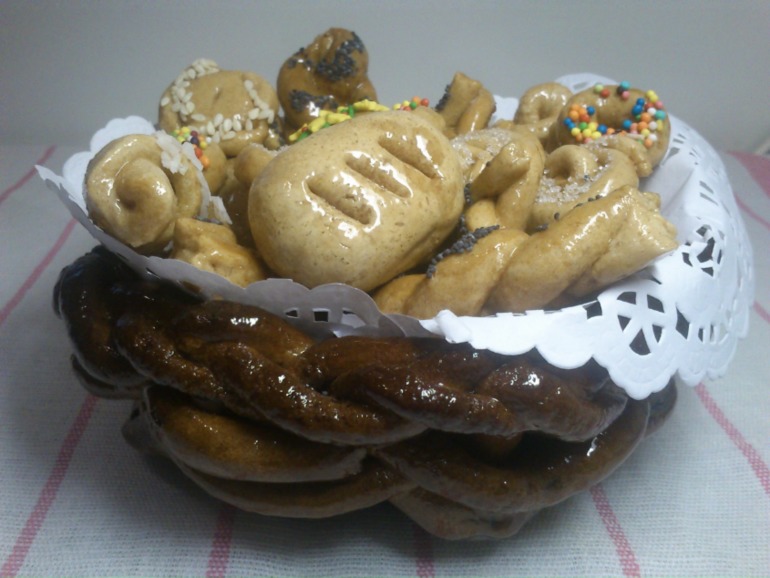 Дочка лепит