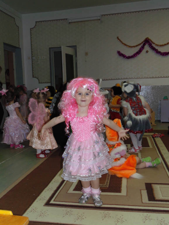 А у нас сегодня в саду , Новогодний утренник !!! ))) ... и любимая наша - Кукла Милаша )))