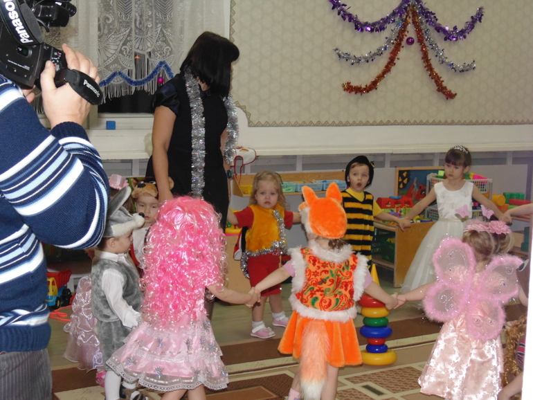 А у нас сегодня в саду , Новогодний утренник !!! ))) ... и любимая наша - Кукла Милаша )))