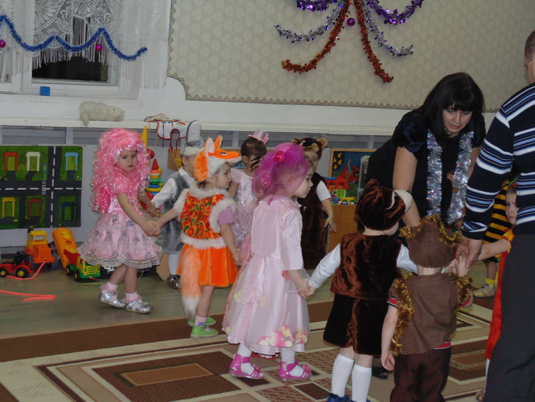 А у нас сегодня в саду , Новогодний утренник !!! ))) ... и любимая наша - Кукла Милаша )))