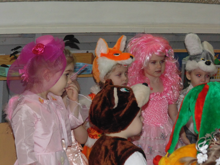 А у нас сегодня в саду , Новогодний утренник !!! ))) ... и любимая  наша - Кукла Милаша )))