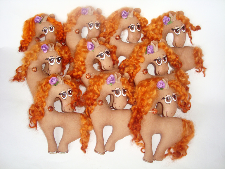 Табунчик рыжих бестий*)