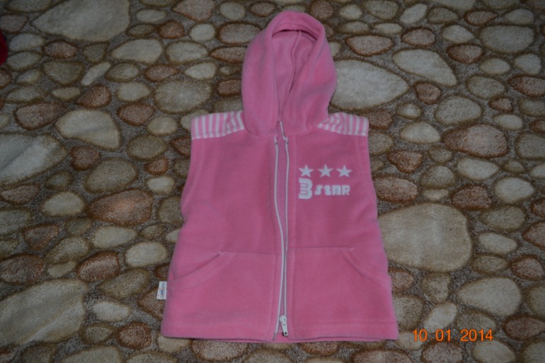 Отдам даром. Кофточка 92-98, жилетка 86-92, имитfция Crocss 25-26 и игрушки.