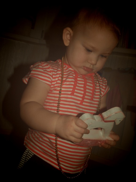 Белая лошадка