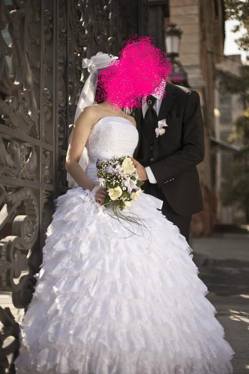 Продам (2500) или сдам в прокат (1000) своё свадебное платье, гипюр. Не венчанное. Одето всего 1 раз на собственную свадьбу. Белоснежное, 44 размер (з