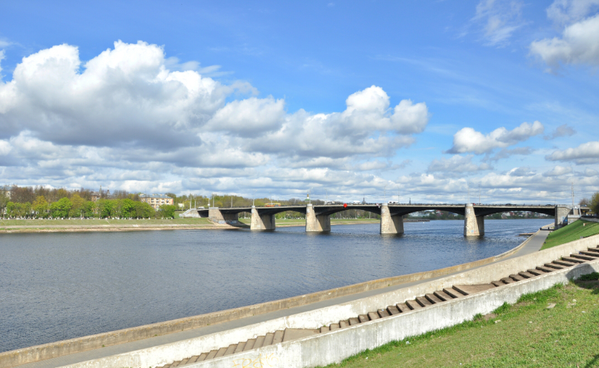 Нововолжский мост — новый, бетонный мост Твери. Сооружён в 1953-1956 годах