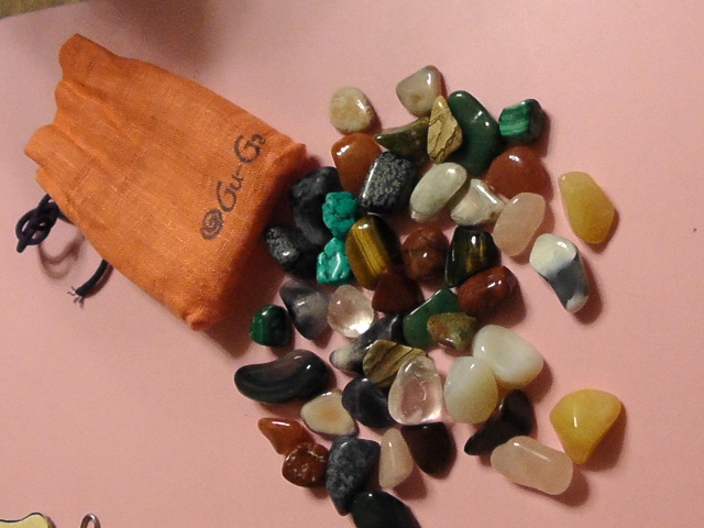 рассматриваем камни