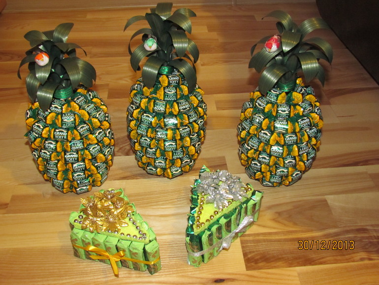 Ананасы и кусочек торта.