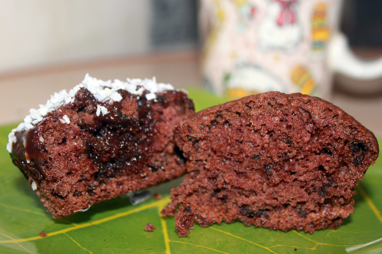 Шоколадные кексы с кусочками горького шоколада.