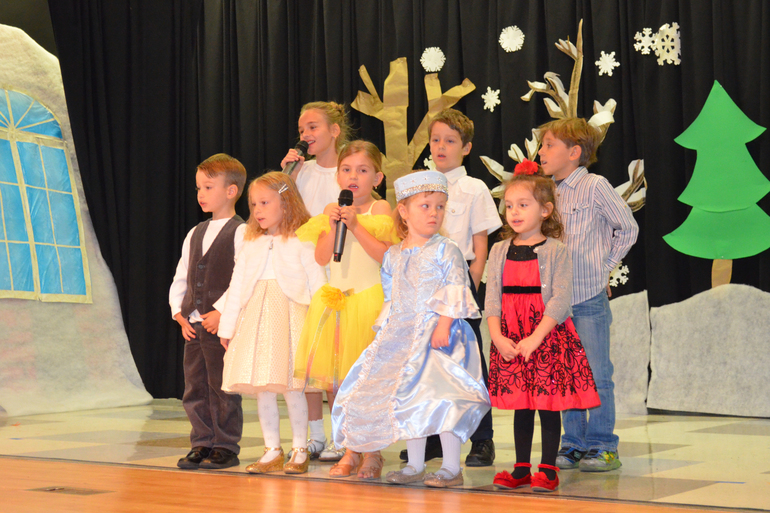 Новогодний утренник в русском детском клубе, 14 декабря 2013г