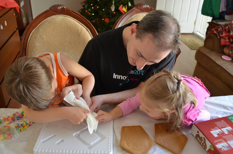 Наш первый Домик из печенья и просто печенья))) 3г.8мес.