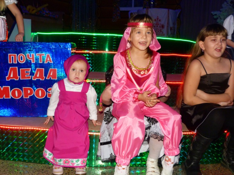 Новый год , мама старалась удивить. Русалка и Маша ( без медведя )