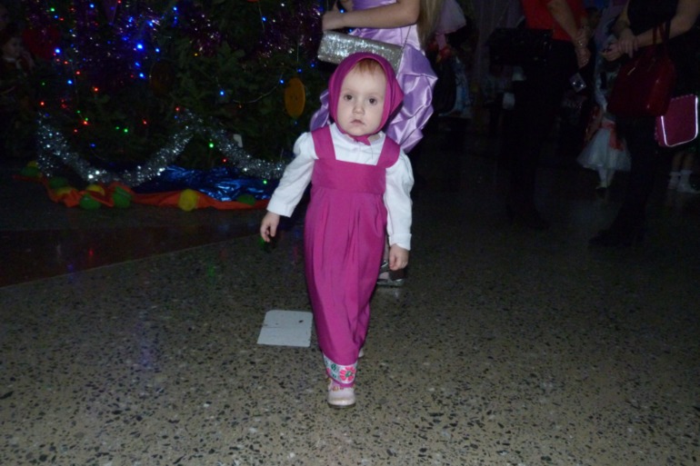 Новый год , мама старалась удивить. Русалка и Маша ( без медведя )