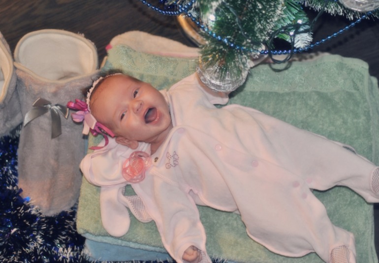 Наше предновогоднее чудо под елочкой и ВСЕХ С НАСТУПАЮЩИМ :)