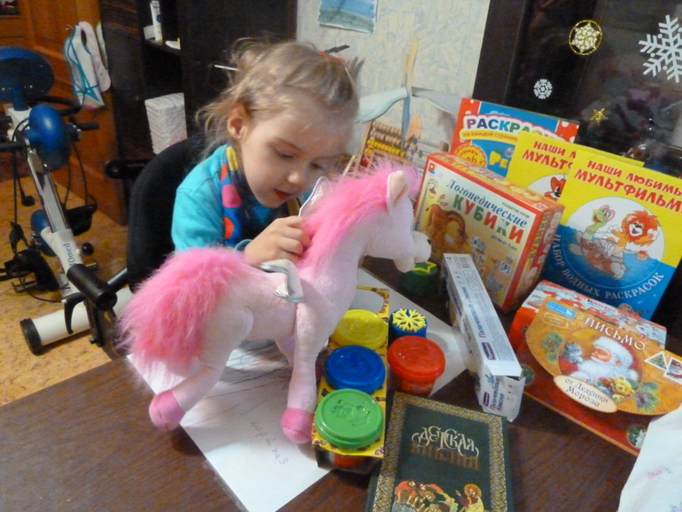 Мешок с подарками от Деда Мороза (в лице Снегурки)