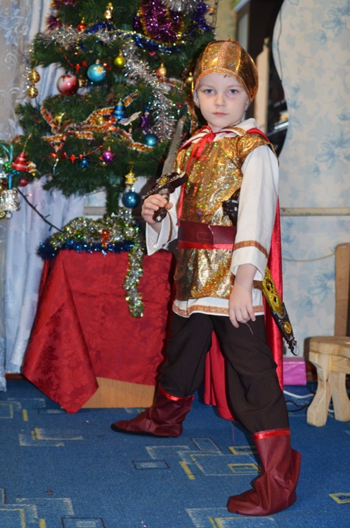 Богатырь к елке готов!