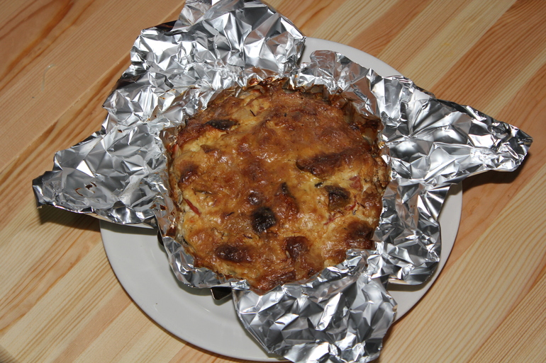 Французское мясо под шапкой из картофеля с томатами и белыми грибами.