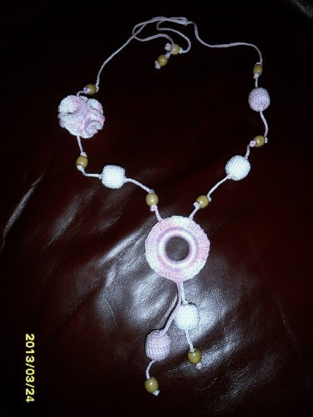 Вот эти бусики тоже связаны на подарки...