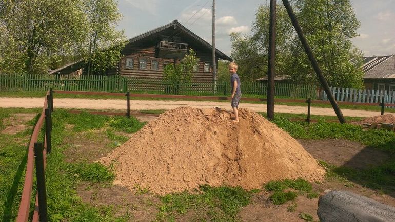 организовали песочницу детям