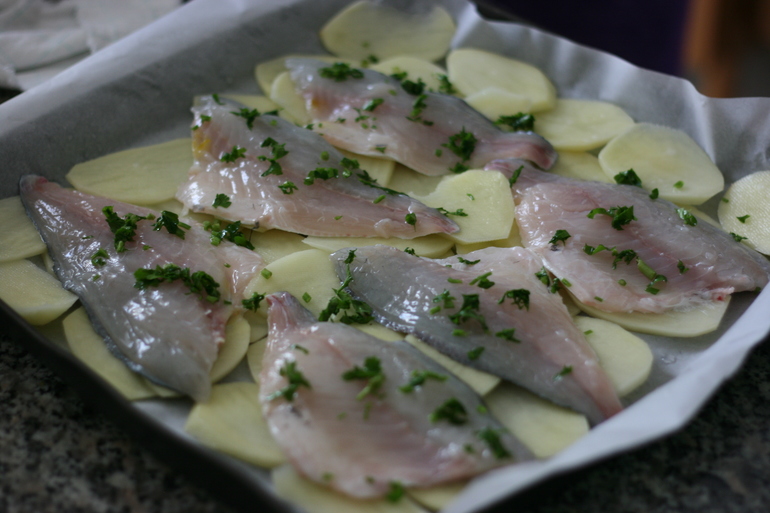 Рыбка дорадо, запеченая с картофелем