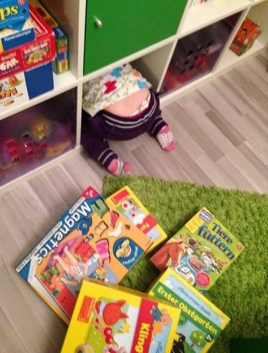 дети играют в прятки  :)
