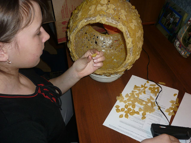 Отличная идея)))Макароны, клей,краска, шарик и красота)))