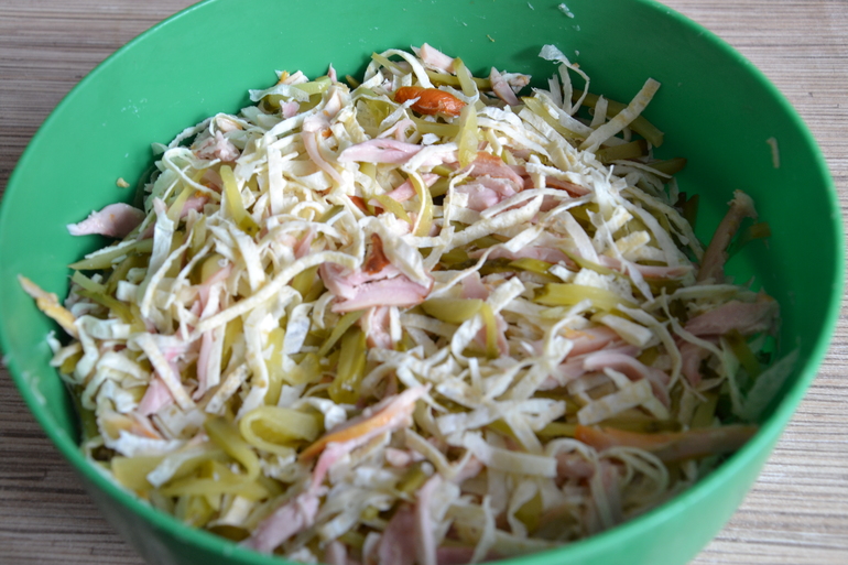 Салат с омлетной ленетой и копченой курицей.