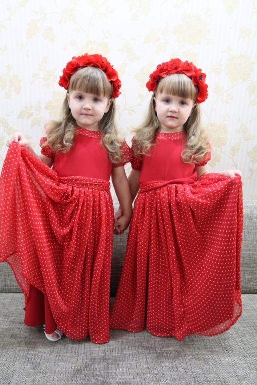Девушки в красном...