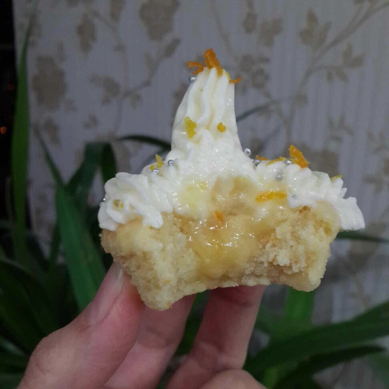 Апельсиново-ванильный капкейк с лимонным курдом и маскарпоне...