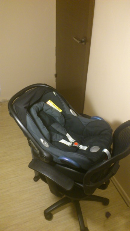 б/у Автокресло Maxi cosi CabrioFix + база EasyFix + шасси/прогулка Quinny Zapp полный комплект