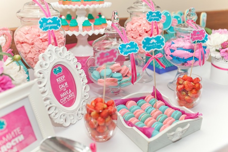 Бирюзово-розовый свадебный candy bar