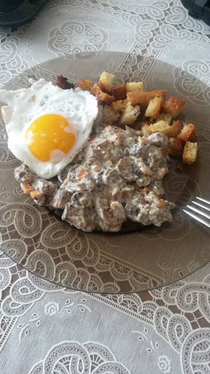 Грибное рагу с крутонами и яйцом пашот