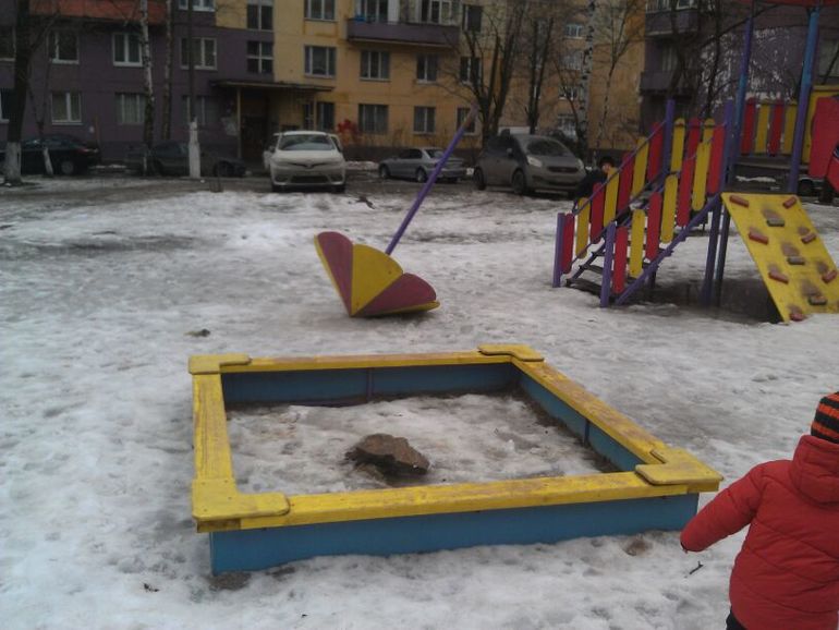 Сломали новую детскую площадку