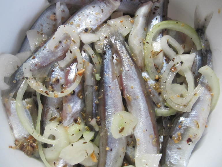 Маринованная мойва