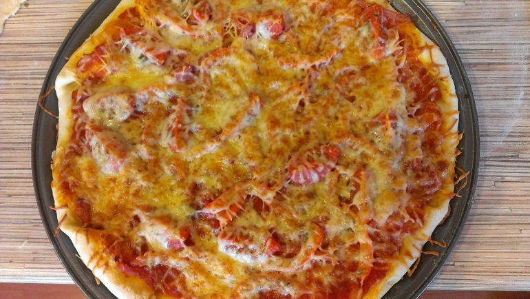 Пицца постная с форелью.