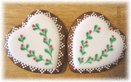 К 14 февраля прянички медовые (большой с клубничной начинкой):)