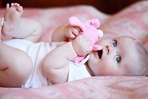 И спросил Бог у женщины: что ты хочешь в жизни? Счастья - ответила женщина. И послал ей Бог ребенка...