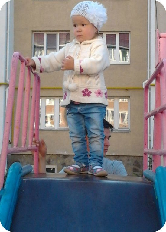 немного нас)
