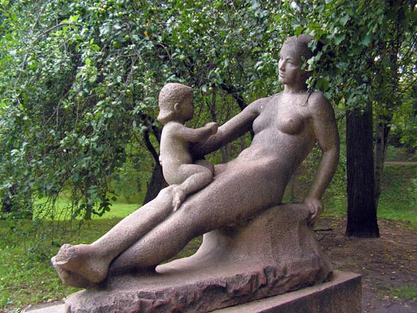 Культурный экскурс. Памятники материнству и семье