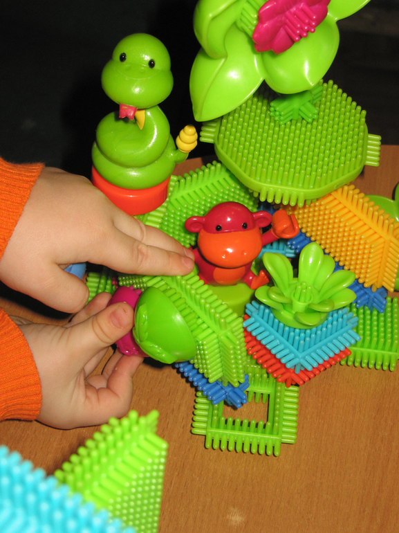 Игольчатый конструктор BATTAT Bristle Blocks 85 эл. с фигурками людей (отчет, много фото)