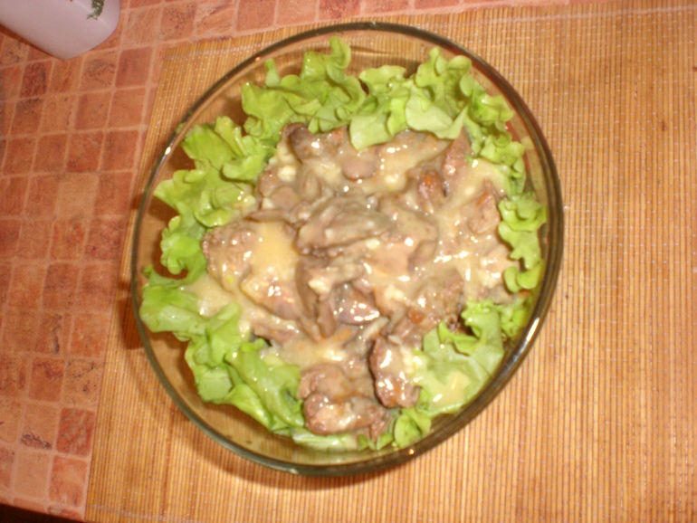 Салат по-французски из куриной печёнки.