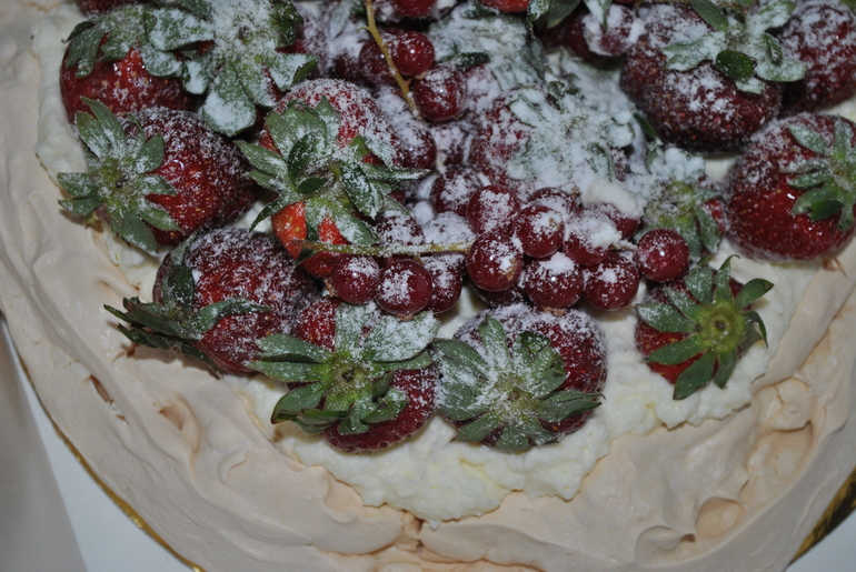 "Павлова" с ягодками