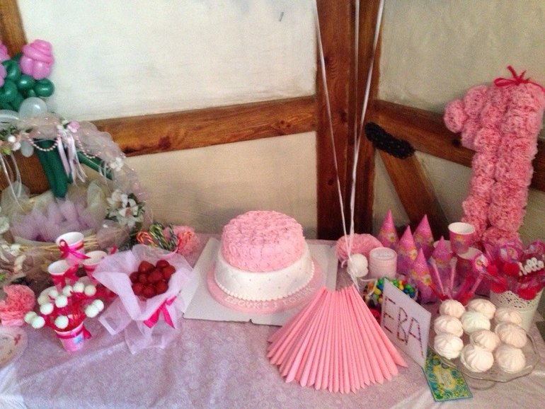 Тортик на годик милой леди