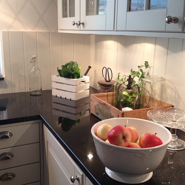 Белым,бело - сугробов намело- и домик в тему)