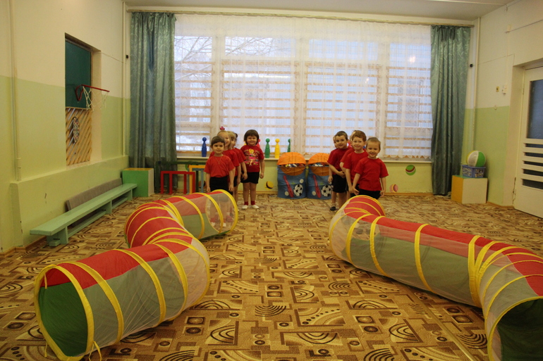 Физкультура в садике :)) Алисик мой!))