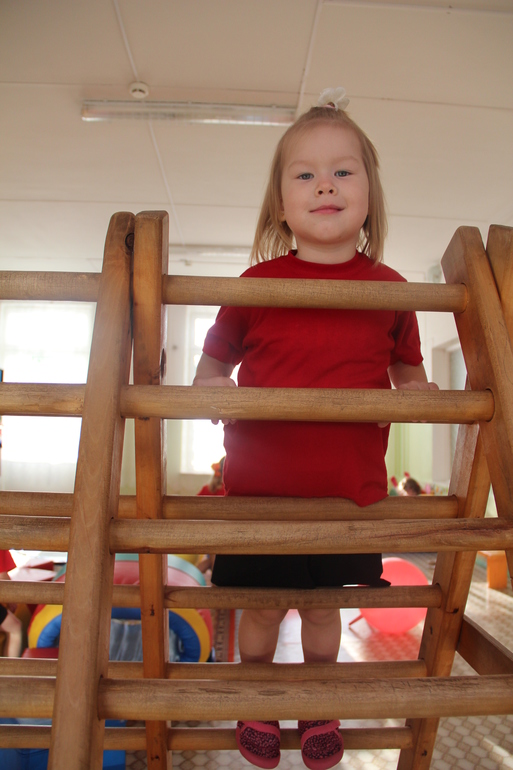 Физкультура в садике :)) Алисик мой!))