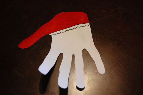 Новогодняя открытка-отпечаток руки «Санта»